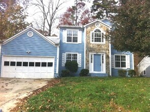 Building Photo - Large 2 Story Near The Airport and I-485