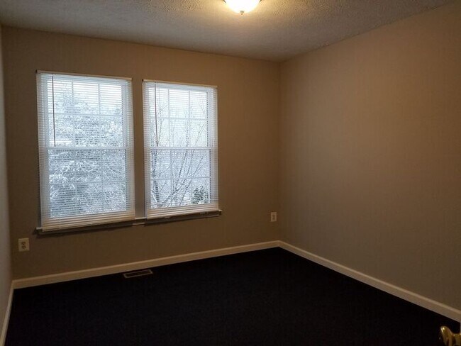 Building Photo - 3 Bedrooms 4 Bathroom House