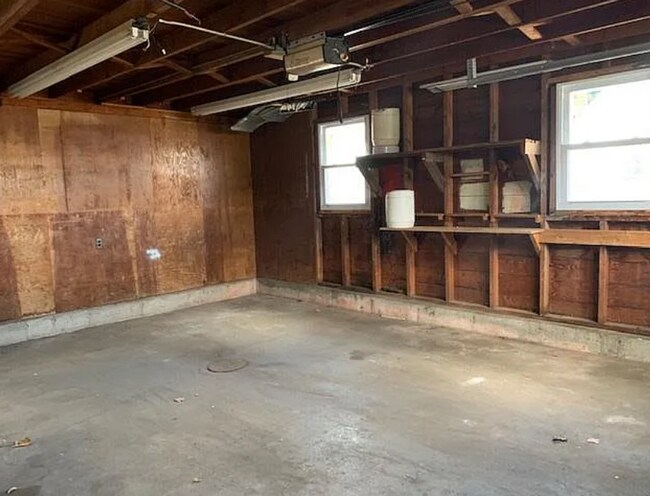 Building Photo - VIDEOTOUR: Remarkable 4-bedroom Home! PETS WELCOME