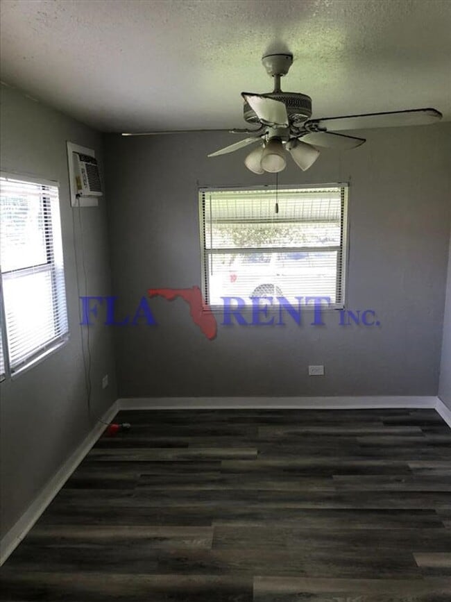Building Photo - * APPLICATION PENDING.  DO NOT APPLY! *  Large 3/2 Manufactured home in Orlando**