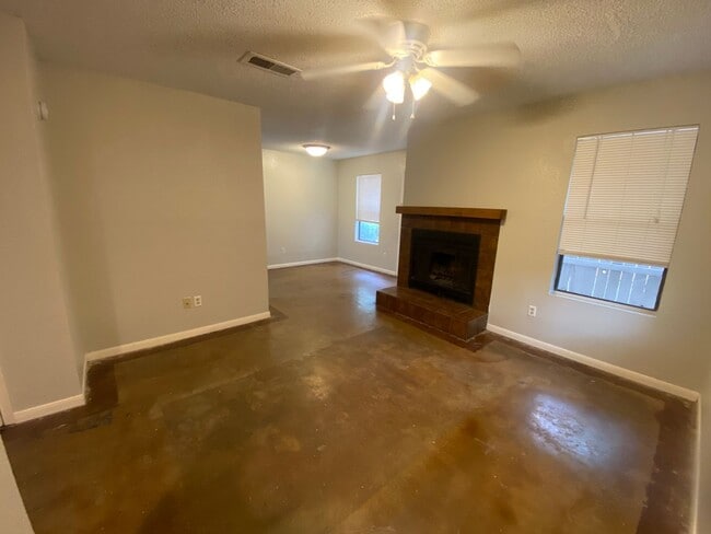 Building Photo - North Austin Living in The Affordable 2 Bedroom
