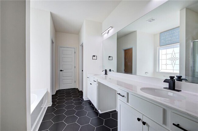 Building Photo - 10 Eagle Dr