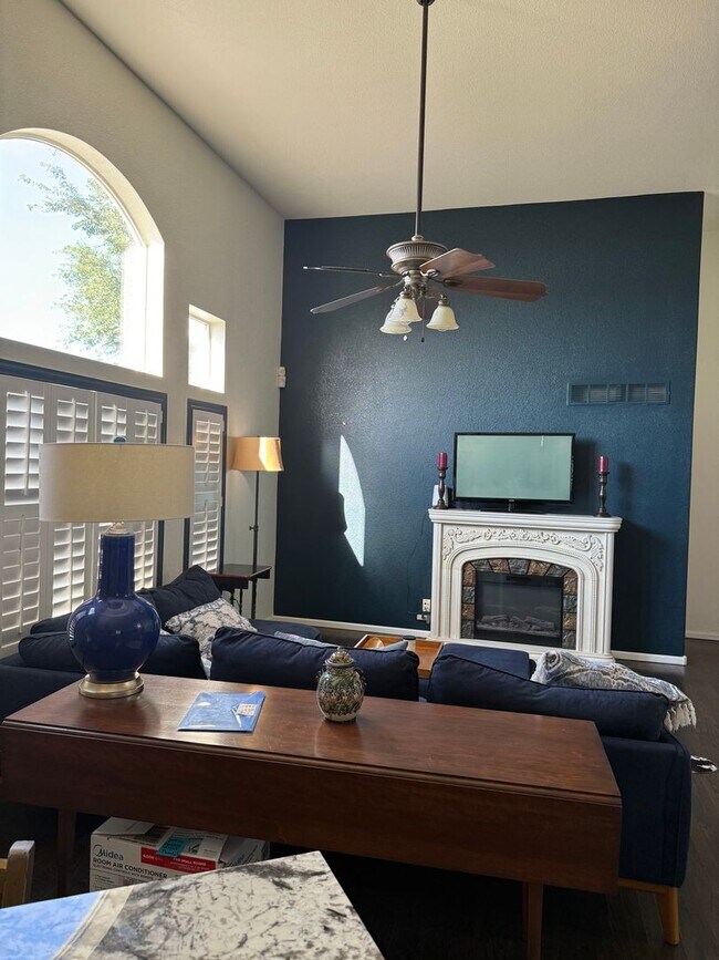 Building Photo - Beautiful Furnished 3 Bedroom/2.5 Bathroom Single Family Home with Flexible Lease terms.