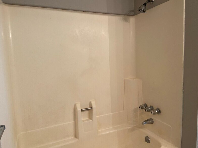 Building Photo - 2693 E Oakleaf Dr