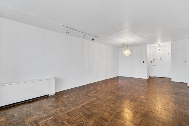 Building Photo - 2000 Linwood Ave