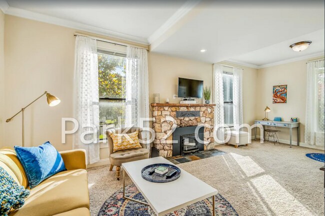 Building Photo - 1 Bedroom Unit in Tacoma Tri-Plex With Washer & Dryer!