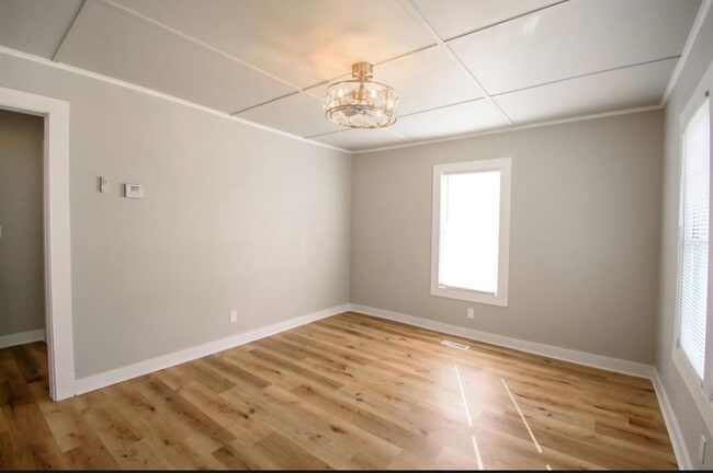 Building Photo - 2 bed 1 bath MOVE-IN READY & SO CUTE