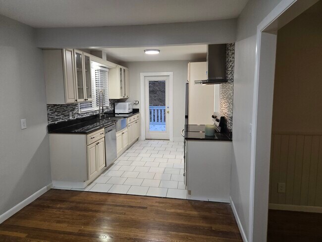 Building Photo - 929 Due W Ave N