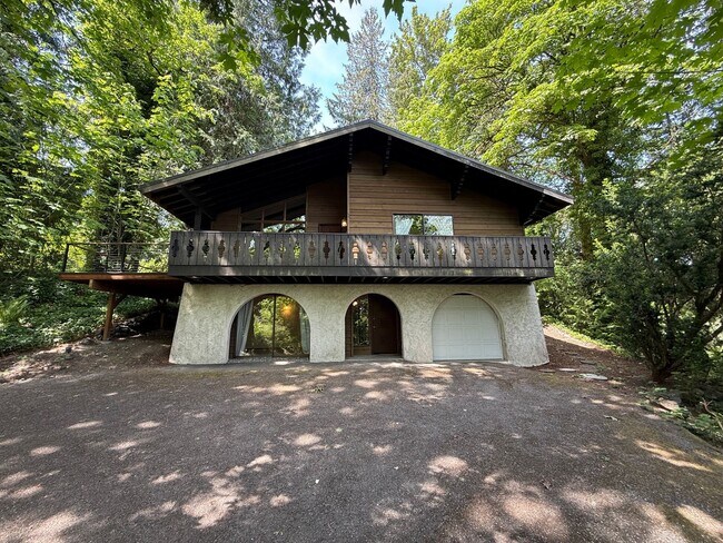 Building Photo - 3 Bed 2.5 Bath in the Heart of Bellevue