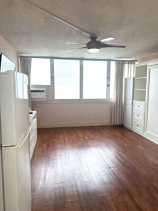 Building Photo - Rycroft Terrace - Upgraded Studio with Parking!