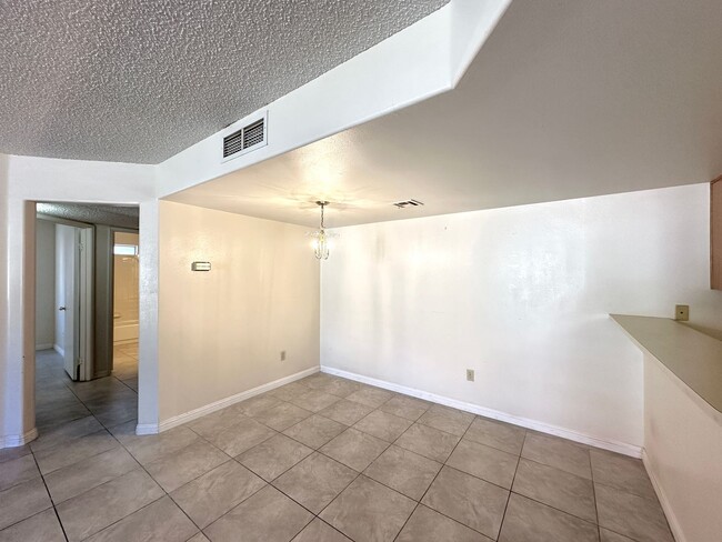 Building Photo - Lakeview Condo