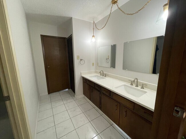 Building Photo - New Listing!