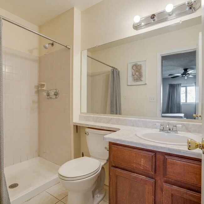 Building Photo - 6435 Chantilly Pl
