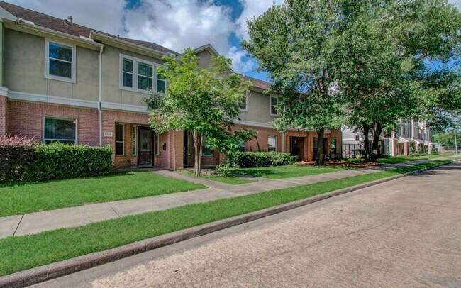 Building Photo - 10205 Brooktree Dr