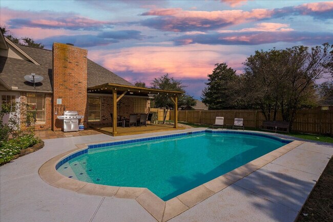 Building Photo - 516 Maywood Ln