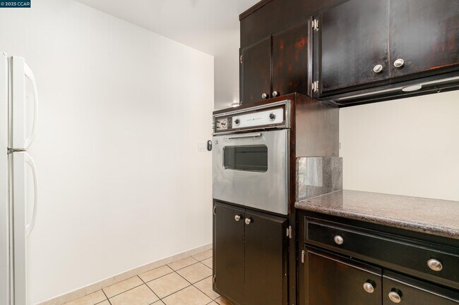 Building Photo - 2345 Paloma Ct