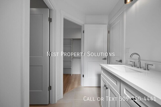 Building Photo - 914 N Washington Ct