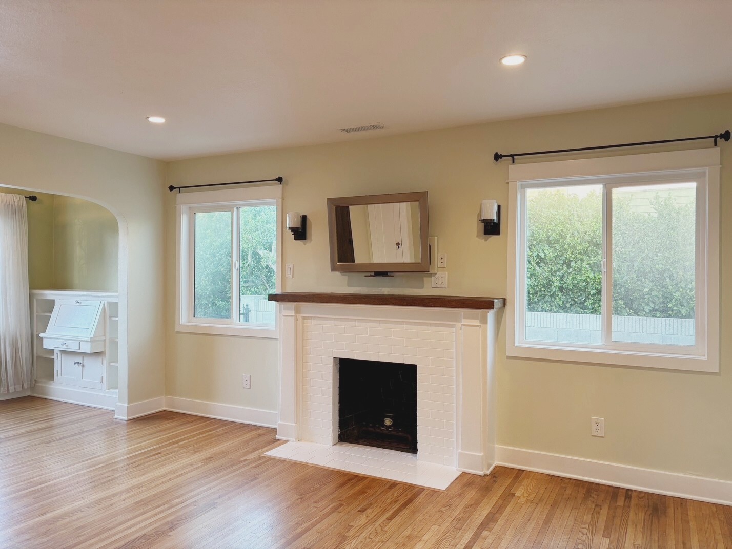 Building Photo - 559 W 39th St