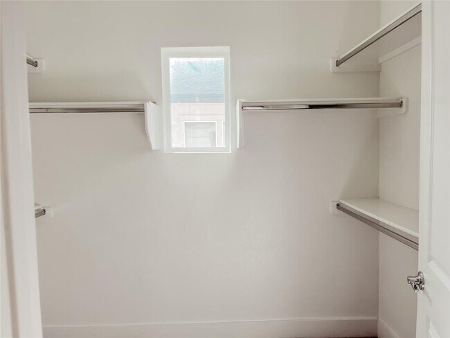 Building Photo - 1411 Town Creek Dr