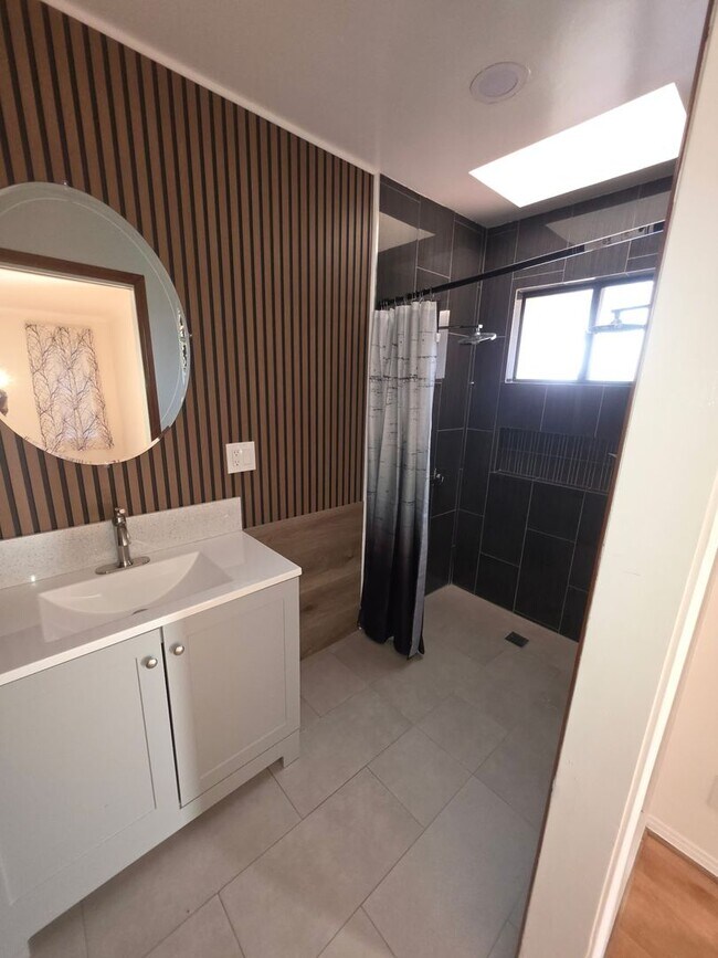 Building Photo - Beautiful Single Family in Garden Grove fo...