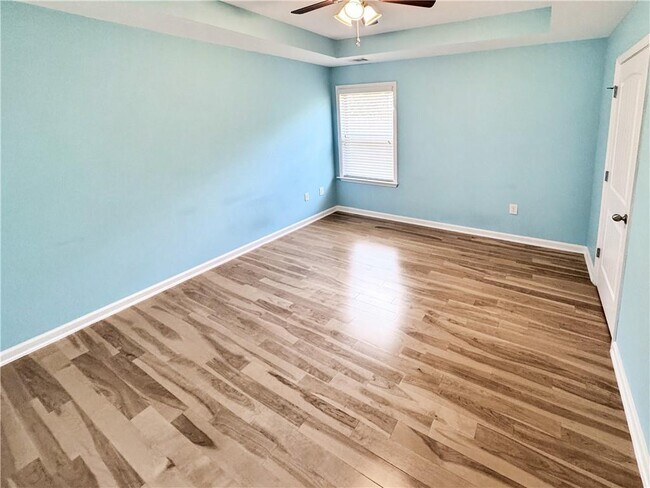 Building Photo - 2435 Manor View