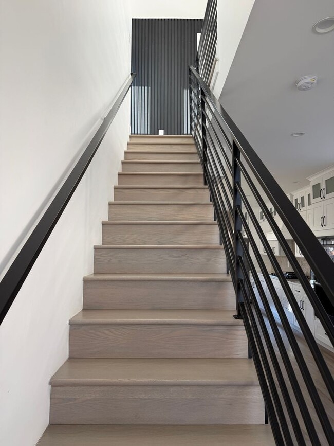 Building Photo - Gorgeous Sunnyside 4 bedroom home with rooftop patio