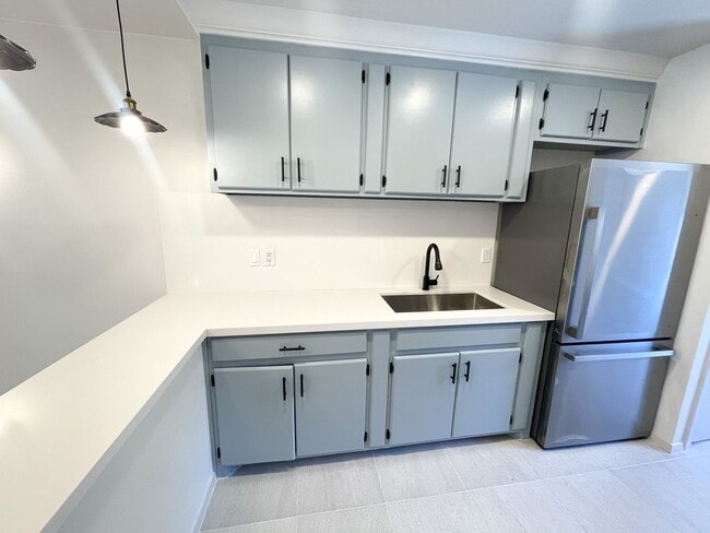 Building Photo - Centrally Located Apartment with Pool!!