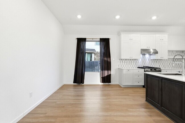 Building Photo - 3057 Pensacola Dr