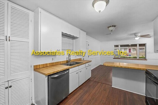 Building Photo - Suburban Heights-4 bedroom/ 2 bath