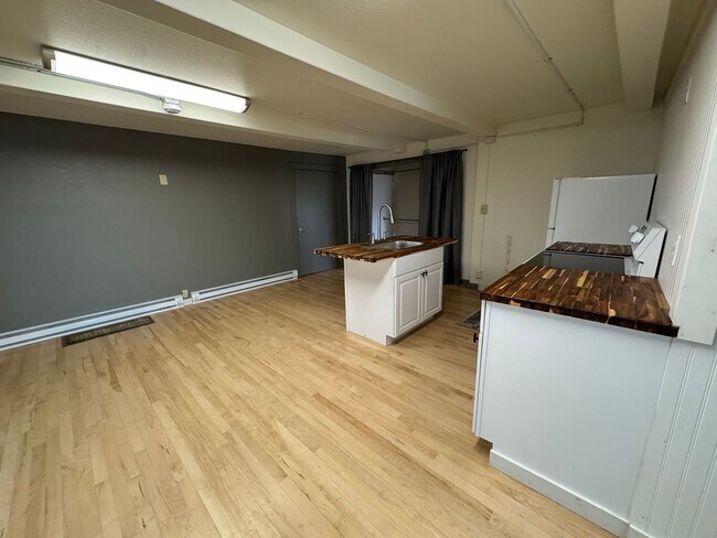 Building Photo - 2nd &amp; Diamond