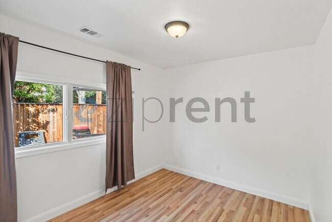 Building Photo - 3207 Forbes Ave