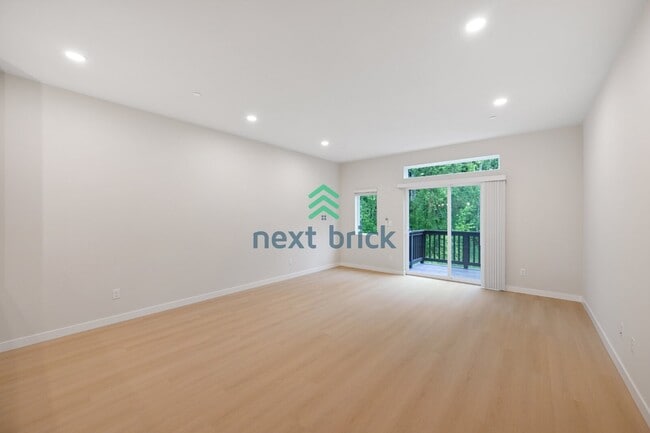 Building Photo - Spacious 3-Bedroom Townhouse Retreat with 3 Full Baths in Bothell - 1,551 Sq. Ft. of Modern Comfort!