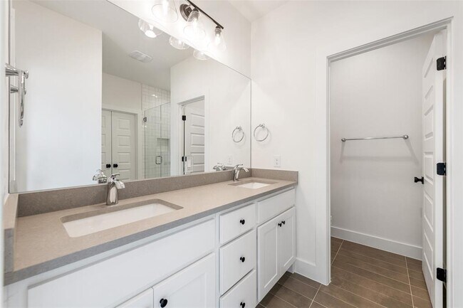 Building Photo - 304 East Dr