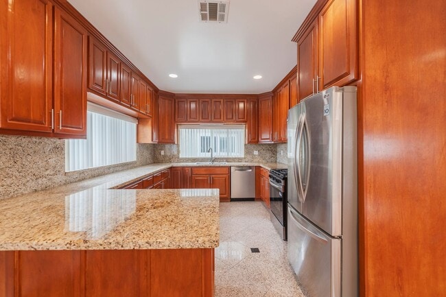 Building Photo - Spacious and Quiet Hawthorne Home!