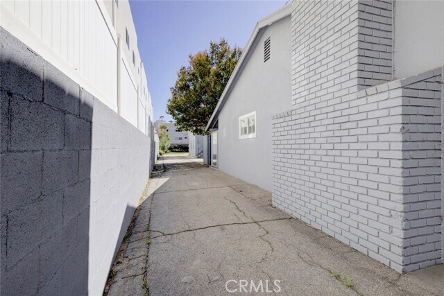 Building Photo - 14918 Wyandotte St
