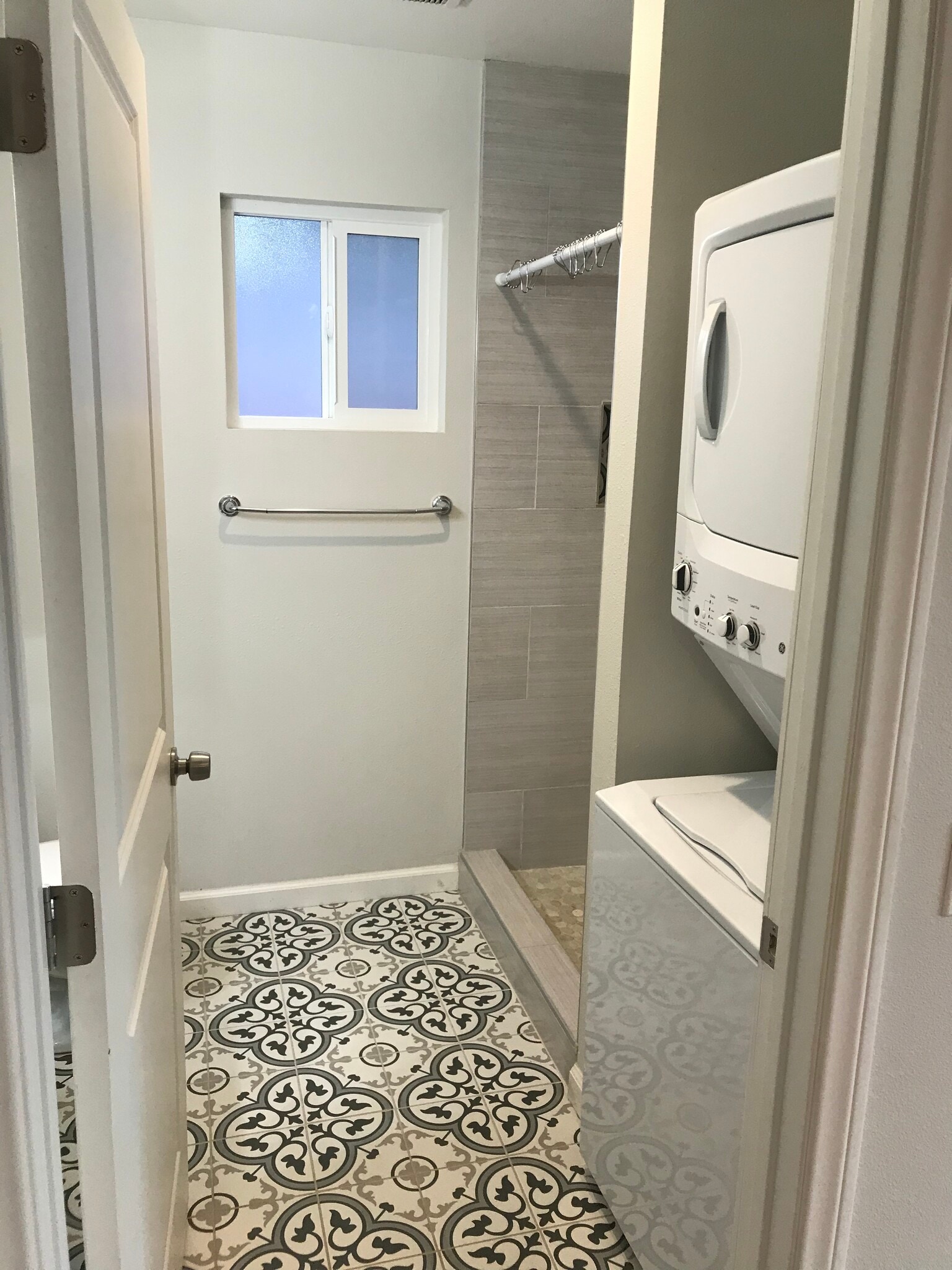 Building Photo - 430 E Bixby Rd