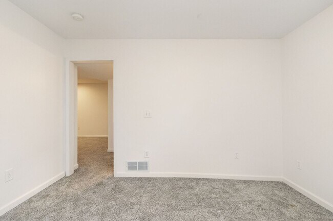 Building Photo - Large Family home For rent!