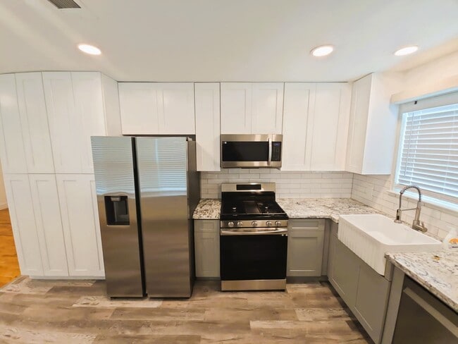 Building Photo - 3603 E Lockwood Dr