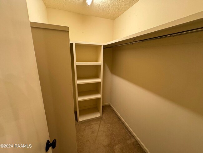 Building Photo - 109 Sugarcreek Dr