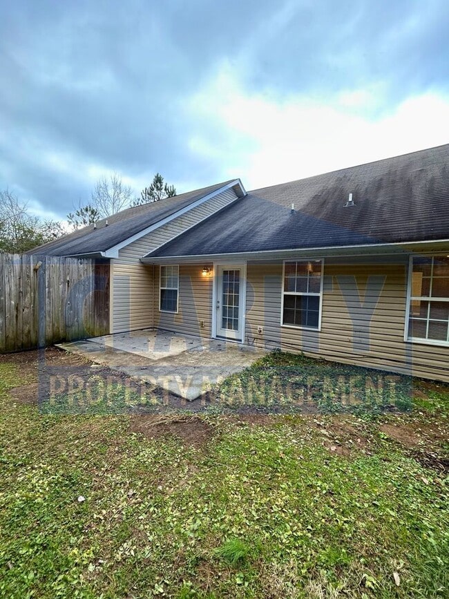 Building Photo - Single level, two bedroom townhome!