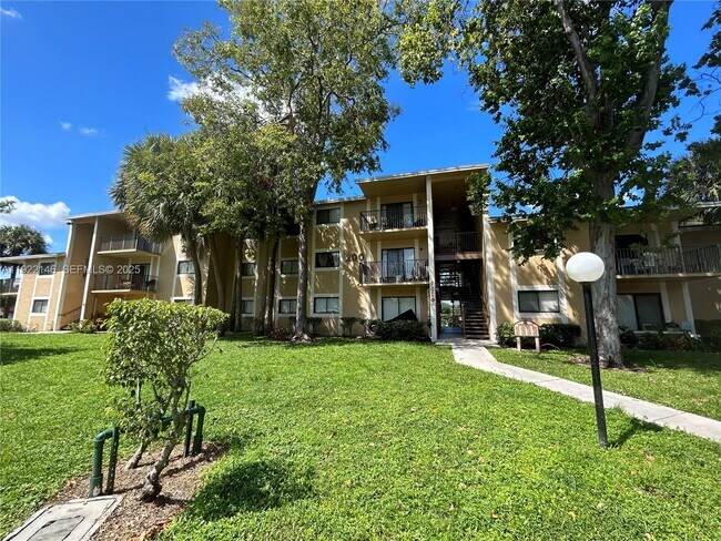 Building Photo - 301 Palm Way