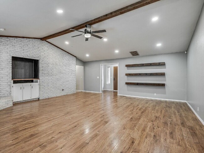 Building Photo - Updated 4-Bedroom Home with Spacious Layou...