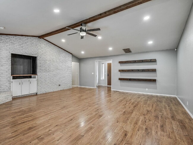 Building Photo - Updated 4-Bedroom Home with Spacious Layout & Modern Touches