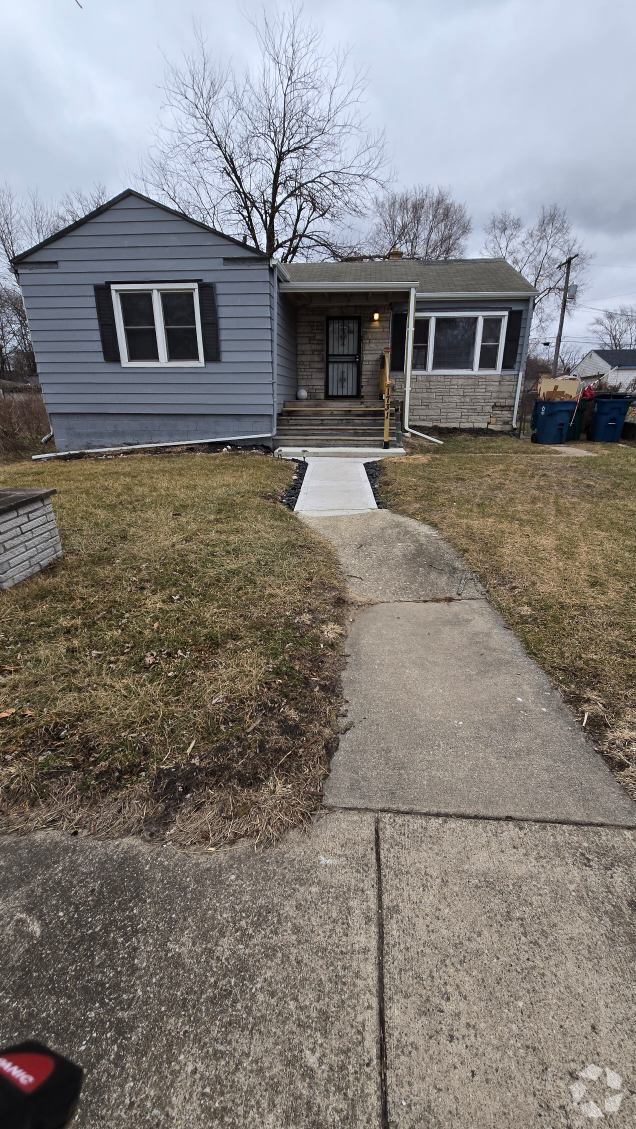 Building Photo - Beautifully rehabbed, spacious 3 bedroom h...