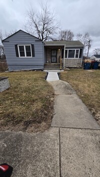 Building Photo - Beautifully rehabbed, spacious 3 bedroom h...