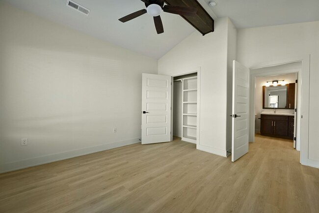 Building Photo - 201 E Maplewood Ln