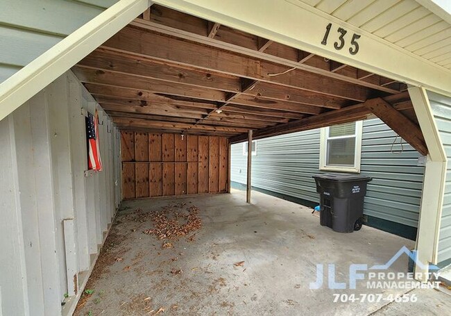 Building Photo - Charming 3/2 Ranch in Statesville with Spa...