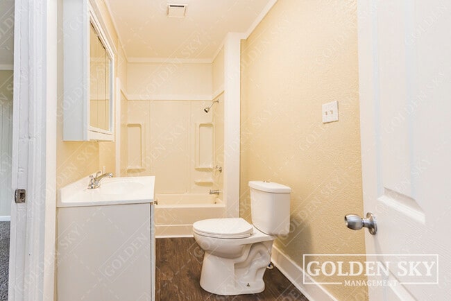 Building Photo - 628 W Memorial Dr