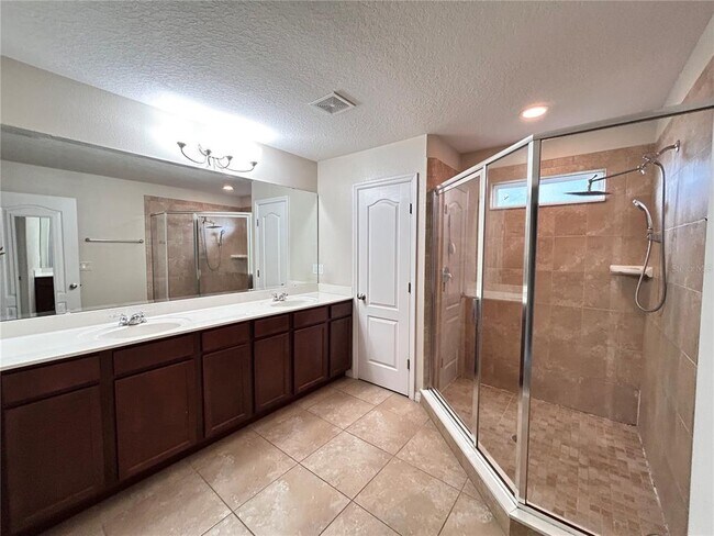 Building Photo - 2000 Traders Cove