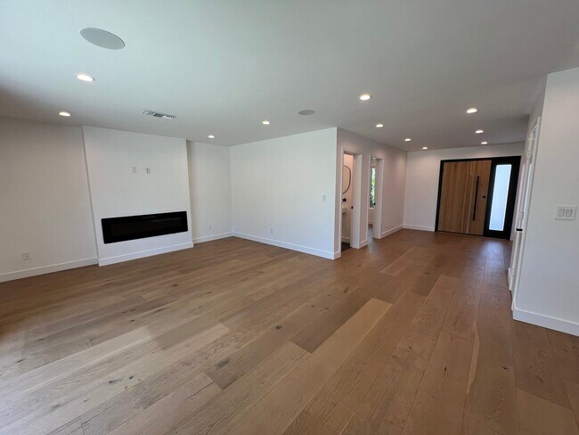 Building Photo - 1863 Burleson Ave